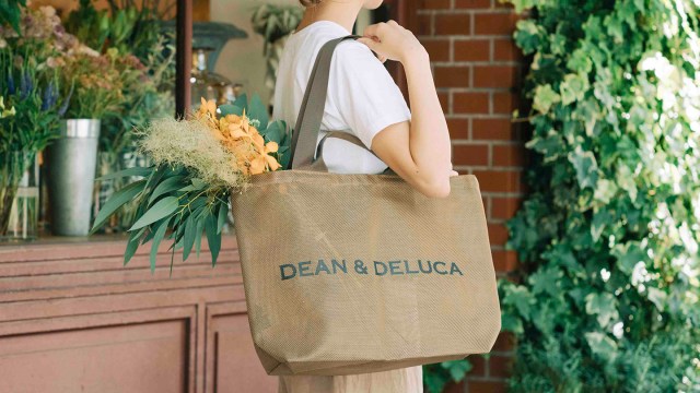 ディーンアンドデルーカ（DEAN ＆ DELUCA）に新作バッグ登場！夏にぴったりな「メッシュトートバッグ ゴールド」をチェック🏖️