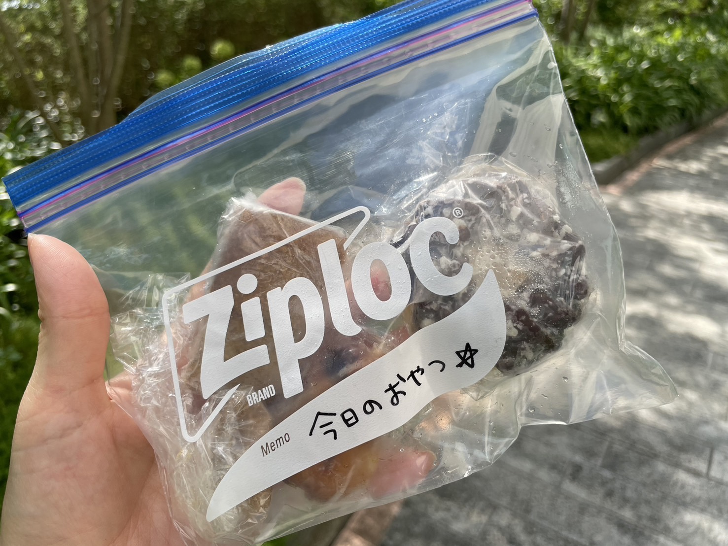暑すぎる】子連れお出かけの「おやつ」はラップ＆ジップロックで冷凍し