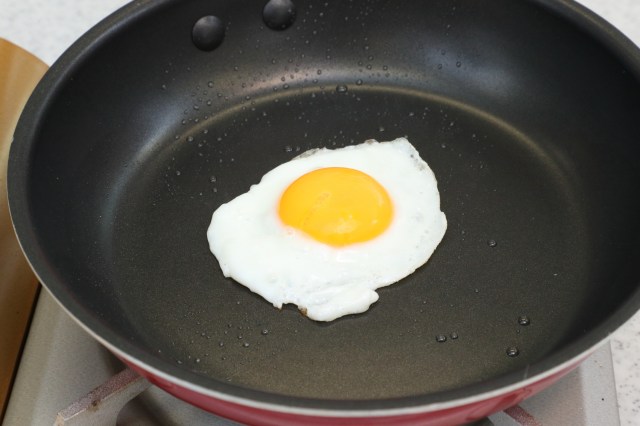 目玉焼きになにかける？ 圧倒的に多かったのは「〇〇でした」 / プロが教える目玉焼きの焼き方も伝授