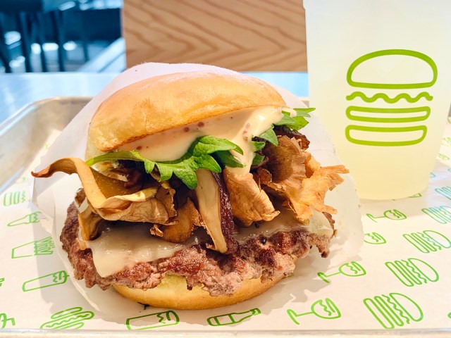 日本でしか味わえない！Shake Shackの「マイタケバーガー」は1度たべたらヤミツキになっちゃうよ～！