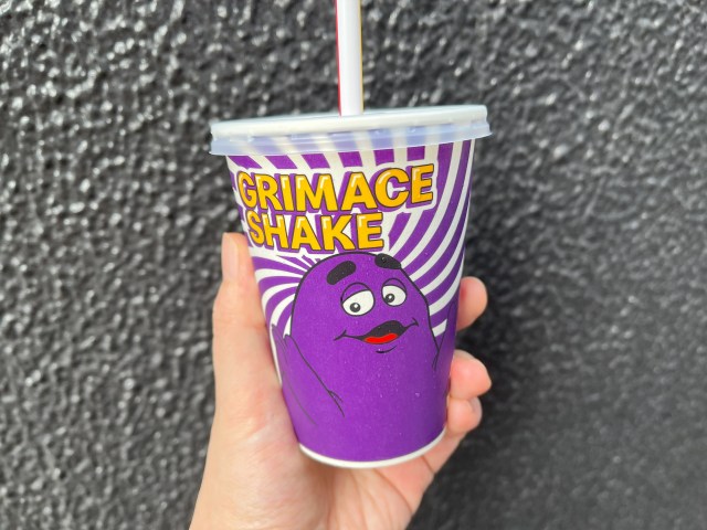 ジャンクな味がたまらん〜♡マックの新作「グリマスシェイク ブルーベリーヨーグルト味」をレポ🥤