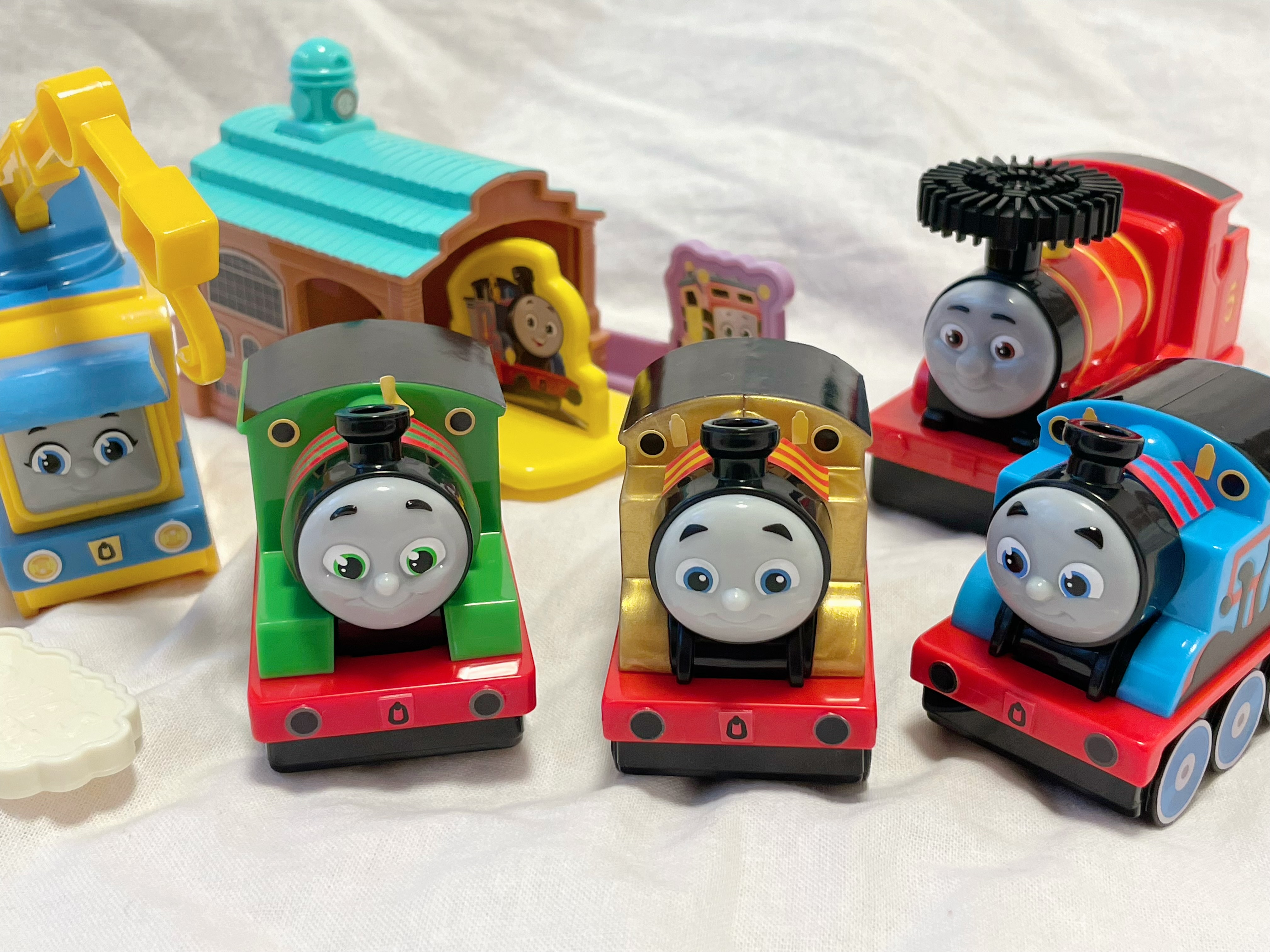 ハッピーセット「きかんしゃトーマス」はシール貼りファイト