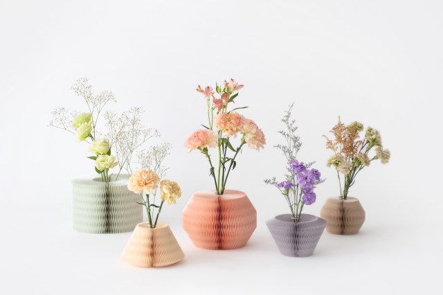 ペットボトルが花瓶になる！お手入れ不要でコンパクト・超画期的な「紙製の花瓶」見つけちゃいました