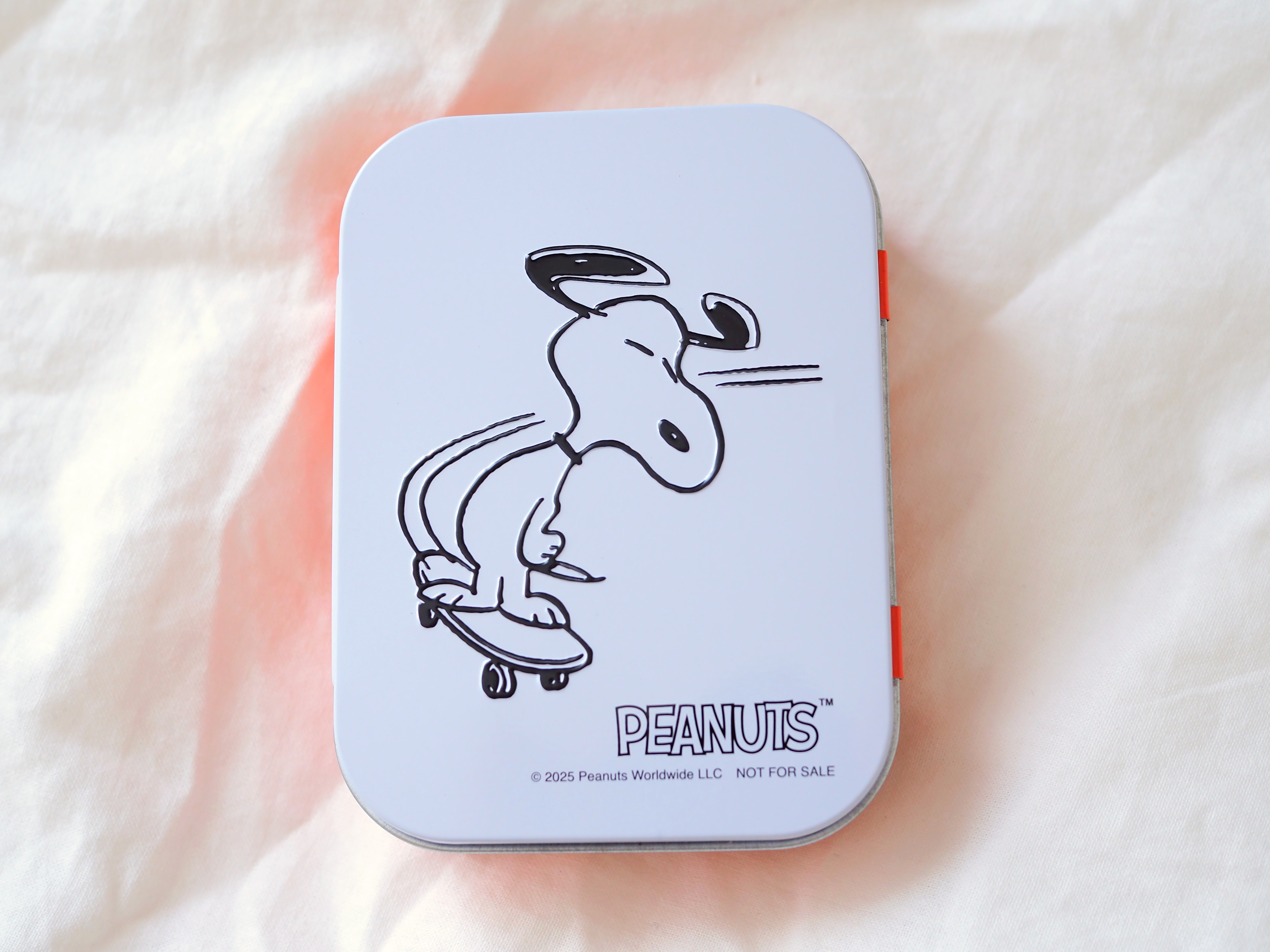 スケボー姿のスヌーピーにきゅん☆ 『smart』付録はPEANUTSの缶ケース
