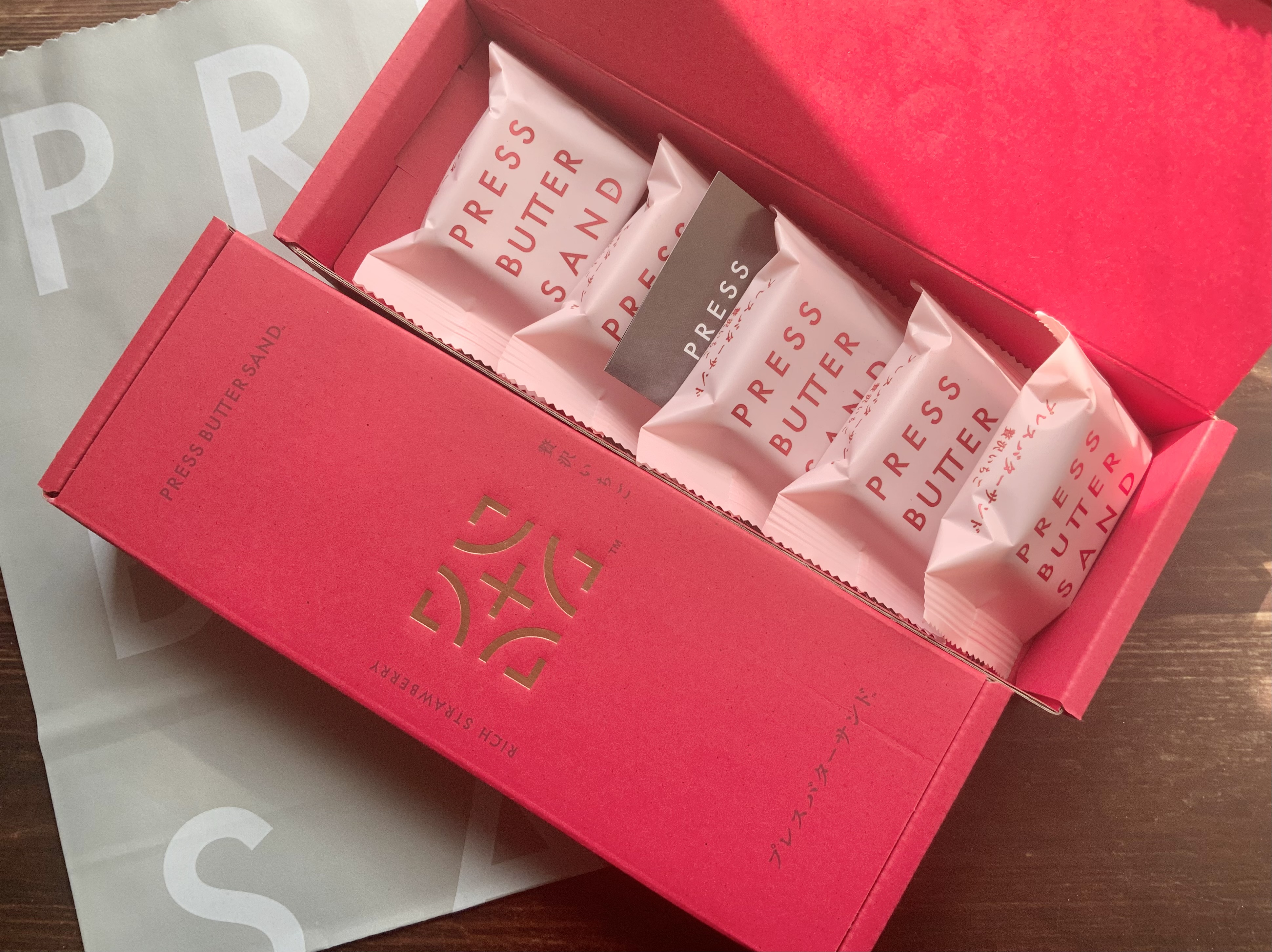 いちごの季節のお持たせに🍓プレスバターサンドの「贅沢いちご」はパケ
