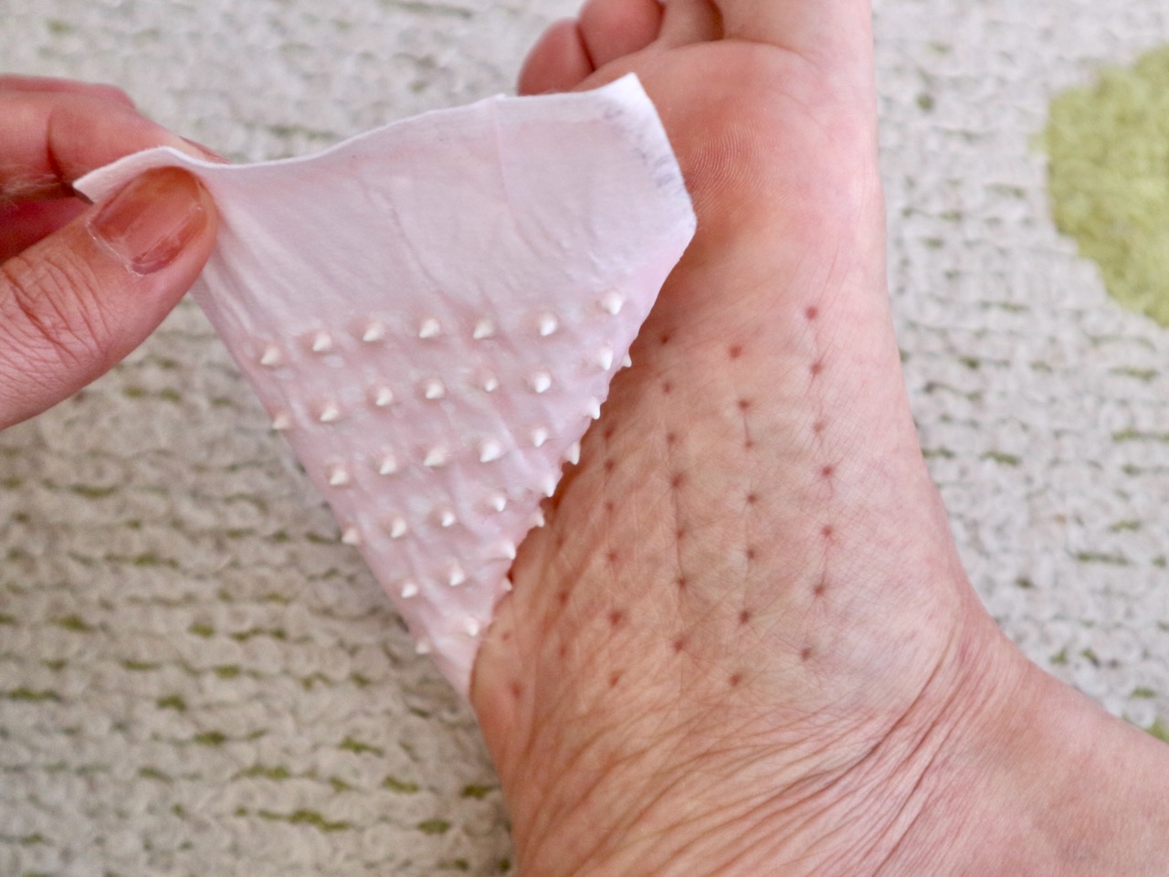 集合体恐怖症の人は注意！】足が疲れたので「休息時間ツボ刺激ジェル