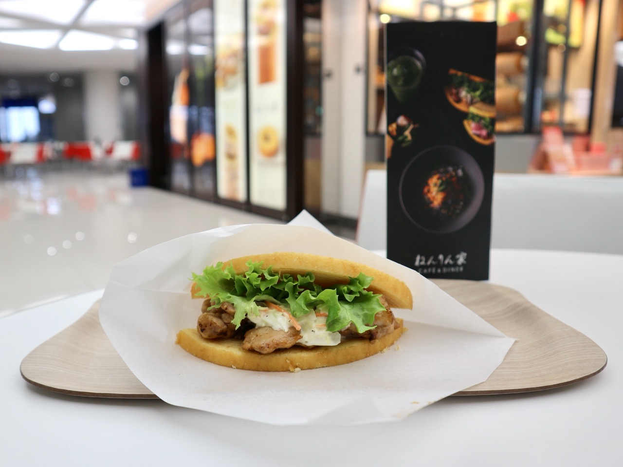 日本を出国する人しか食べられない…ってコト!? 成田空港「ねんりん家CAFÉ&DINER」の限定バームサンドを実際に食べてきたよ ...