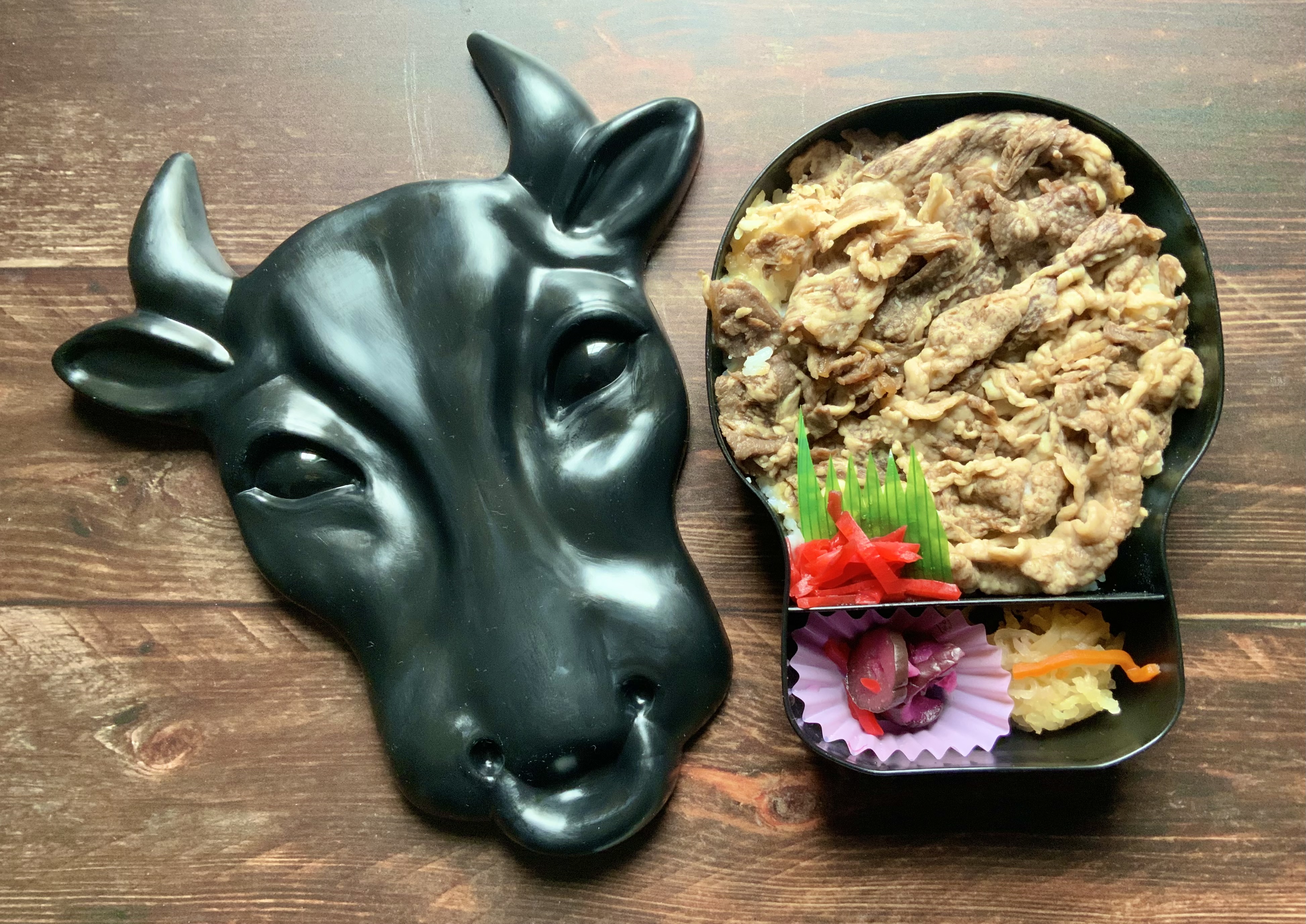 この駅弁、爆笑しちゃう🐄リアルな牛さんフェイスでメロディが流れる