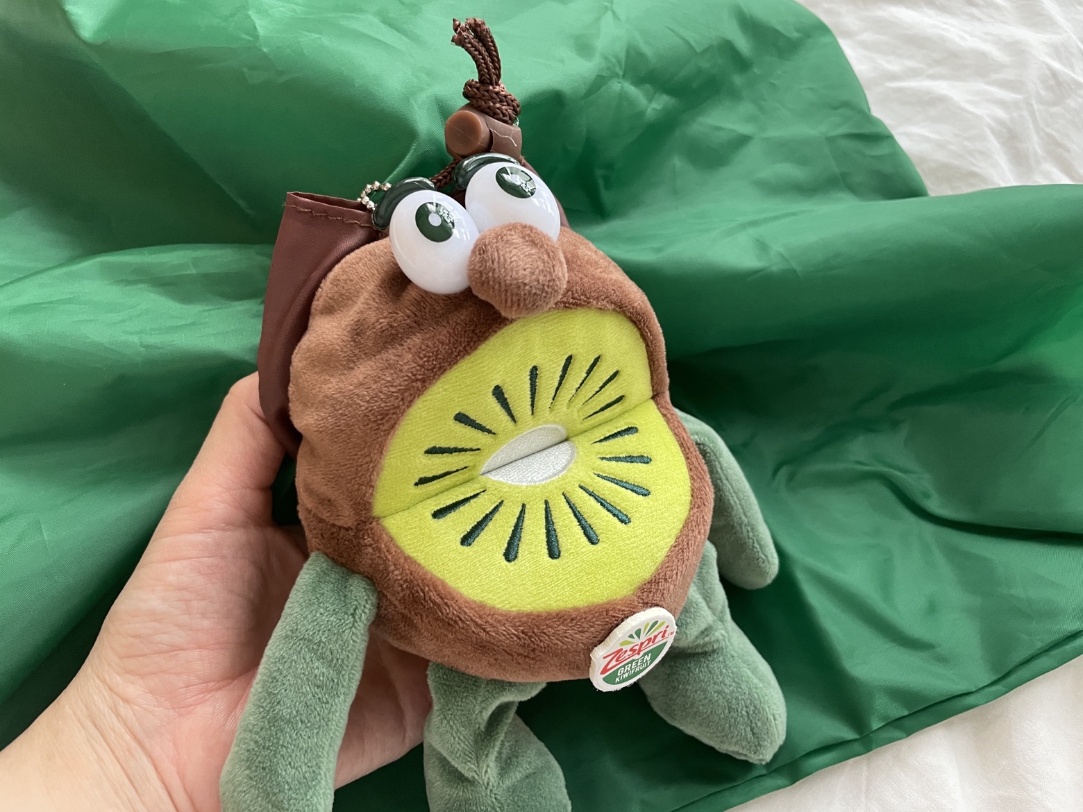 キウイブラザーズのエコバッグを手に入れたら、まずはお顔をマッサージ