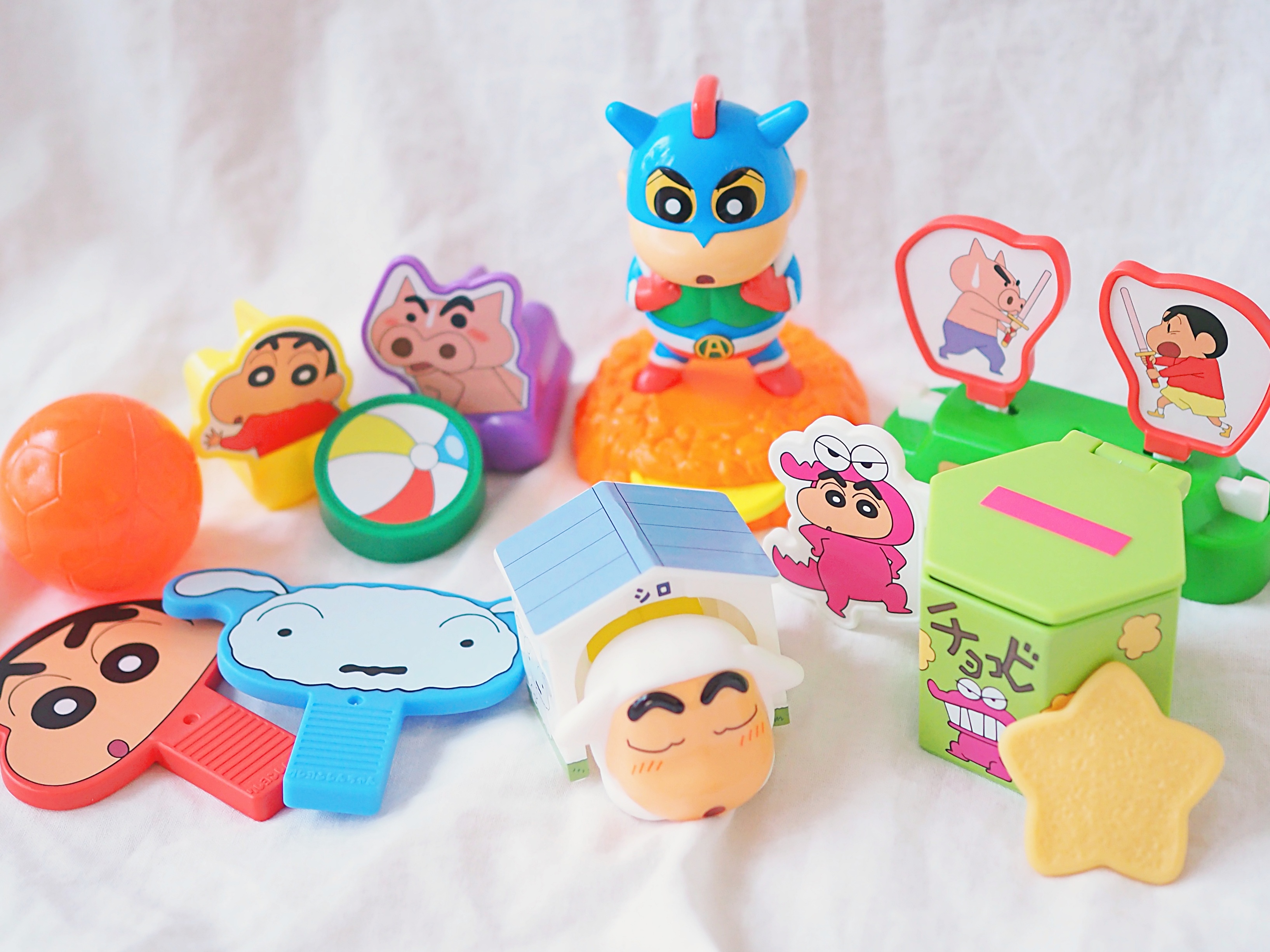 オラと一緒に遊べば〜？ ハッピーセット「クレヨンしんちゃん」は変身