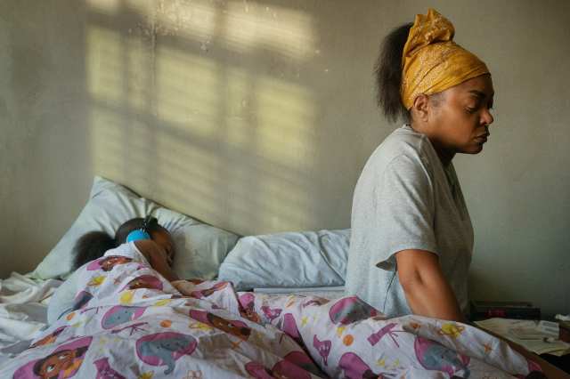 ただ、娘との生活を守りたかっただけ。Netflix映画『ストロー:絶望の淵で』が描く不幸に翻弄されるシングルマザーのリアル【#カウチポテトのお供】 ただ、娘との生活を守りたかっただけ。Netflix映画『ストロー:絶望の淵で』が描く不幸に翻弄されるシングルマザーのリアル【#カウチポテトのお供】