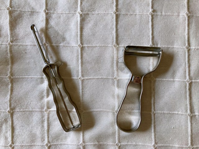 “縦型” ピーラーをよく見かけるようになったけど実際どうなの？T型一筋の私が試してわかった二刀流こそ最適解だった理由