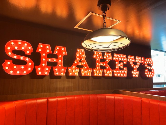 10年越しに「シェーキーズ」行ったら驚きの連続🍕焼き立てピザがバンバン出てくる＆サイネージを見逃すな…！