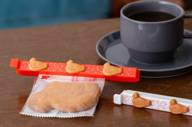 8月10日は鳩の日🕊️ 豊島屋の鳩サブレーをモチーフにしたクリップやジッパーバッグなど超限定品が発売されるぞ〜！