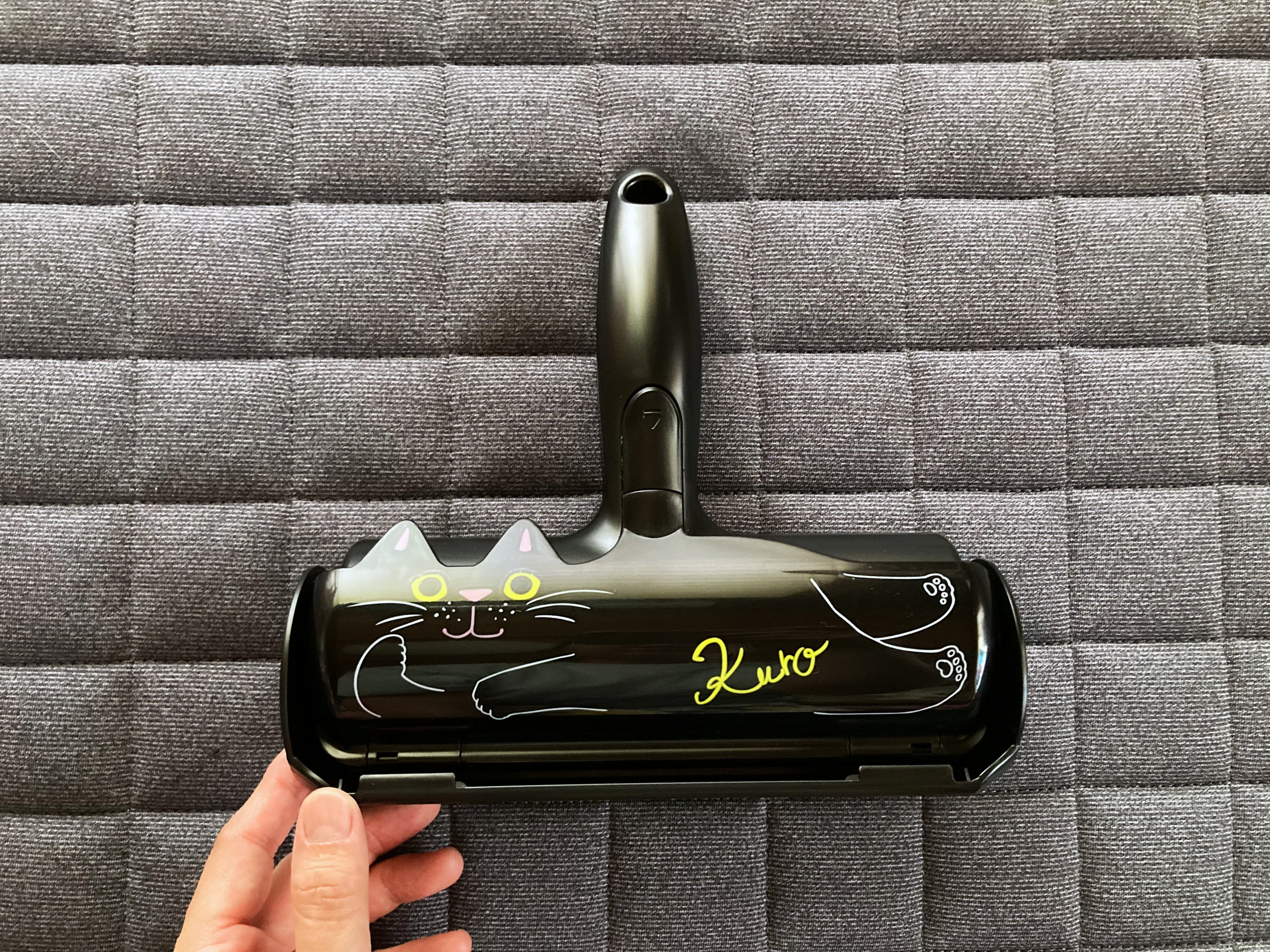 猫さんと暮らしている人〜！終わりが見えないカーペットやソファの猫毛