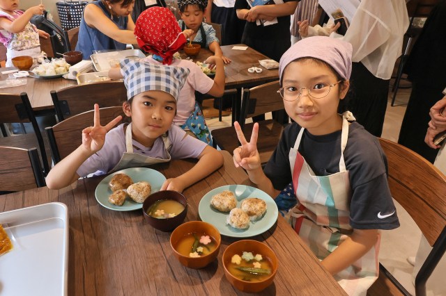 夏休み中のお昼ごはん、どうしてる？ 自由研究にもなる小学生向け自炊ミールキット「おむすびシェフ」に助けてもらおう