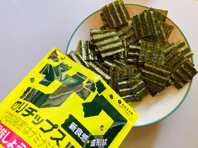 内容量8gでこの満足感…！新感覚スナック小善本店「ザクのりチップス　旨味しょうゆ味」を食べる手が止まらない！