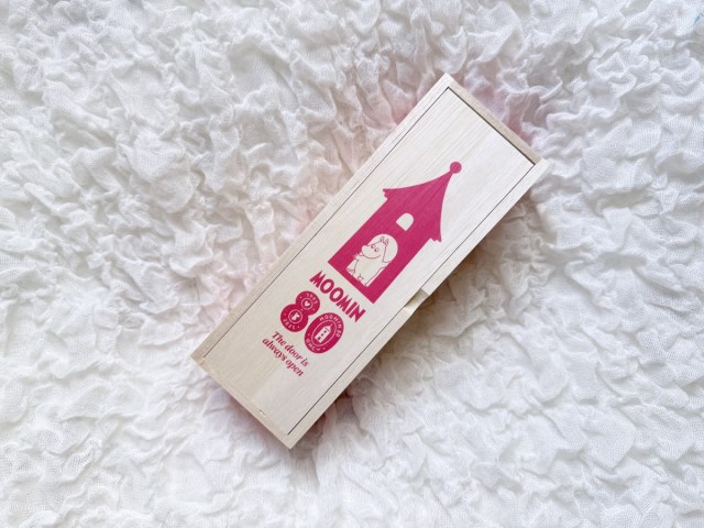 【箱買い】ムーミンショップで思いがけない商品を発見！おしゃれな木箱に入ってるのはカラフルな…？