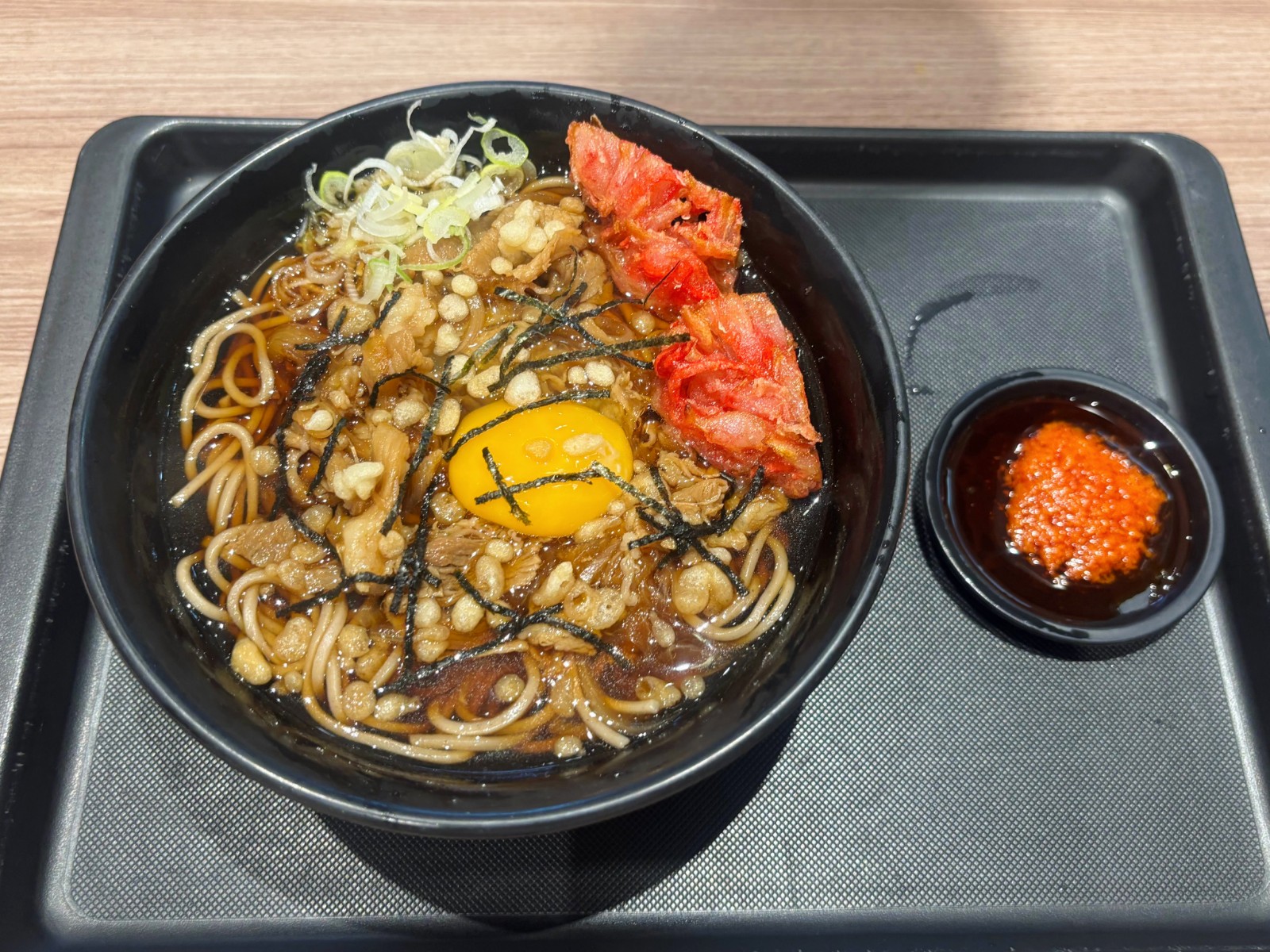 富士そば 間違いない茶色】鳥羽周作シェフ×名代 富士そばの「月見うま肉そば」が