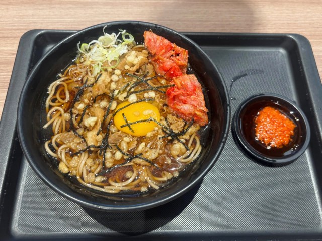 【間違いない茶色】鳥羽周作シェフ×名代 富士そばの「月見うま肉そば」がいつもの蕎麦体験をもっと楽しいものにしてくれた