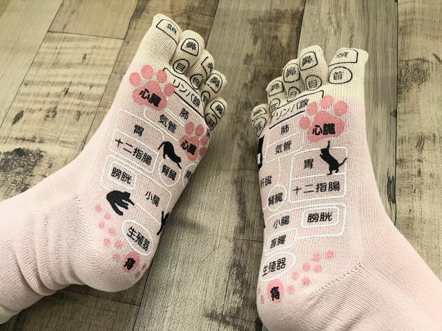 お疲れ気味のあの人にもプレゼントしたい…！靴下屋の足ツボマッサージ靴下を履いたらいろんな意味で癒やされたよ♡