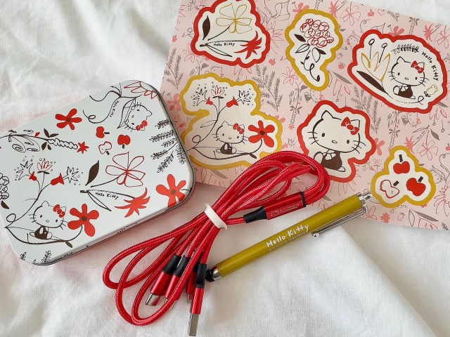さすが『大人のおしゃれ手帖』 ！大人柄キティちゃんの魅力が溢れるデザインの「豪華デジタルグッズ4点セット」がついてくるよ！