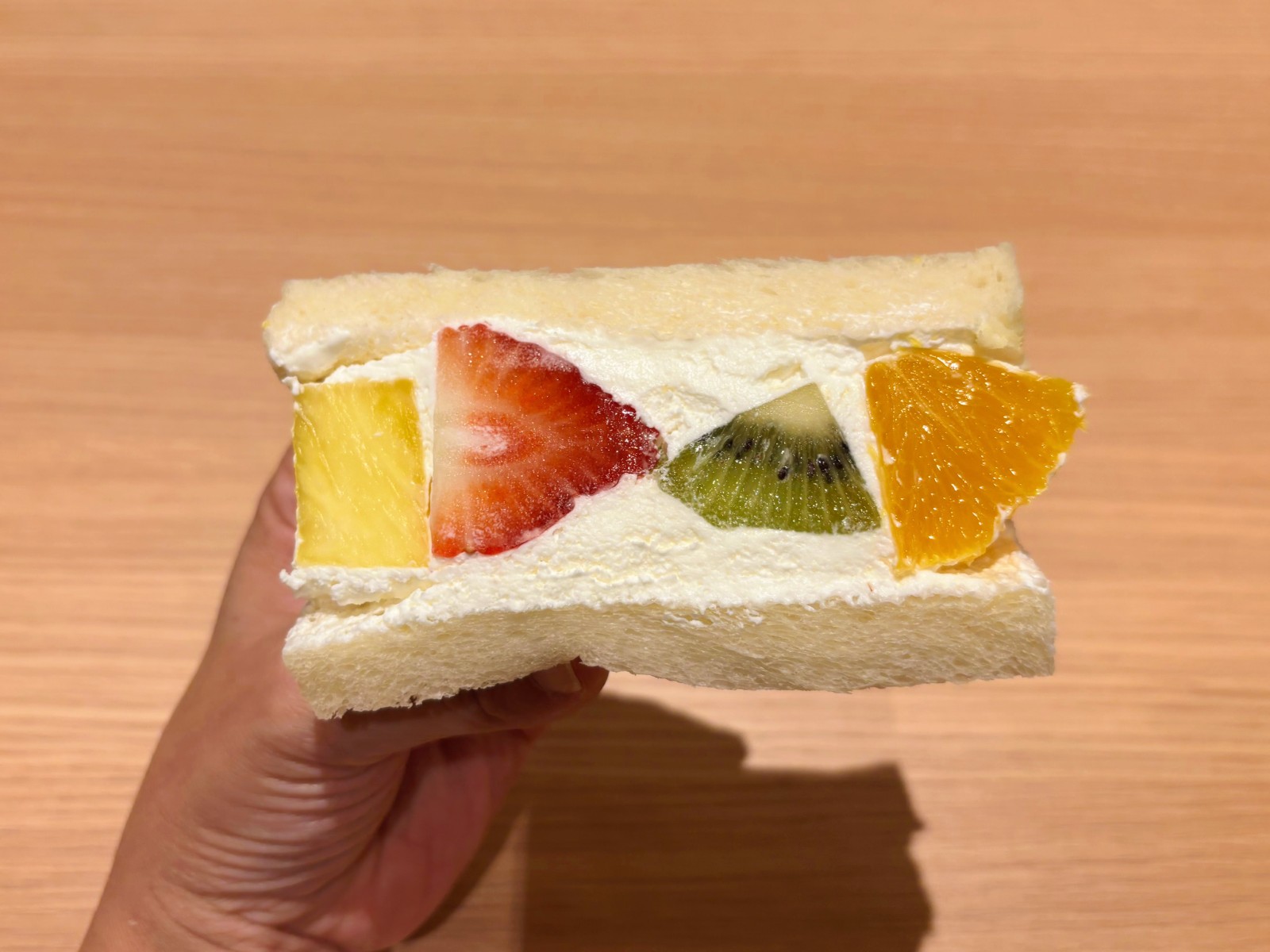 この芸術的なフルーツサンドの“萌え断”を見よ…！都内に3店舗しかない