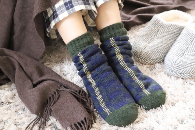 寝るときに靴下を履くのはやばい？寒くなってきた今チェックしておきたいメリット・デメリット🧦