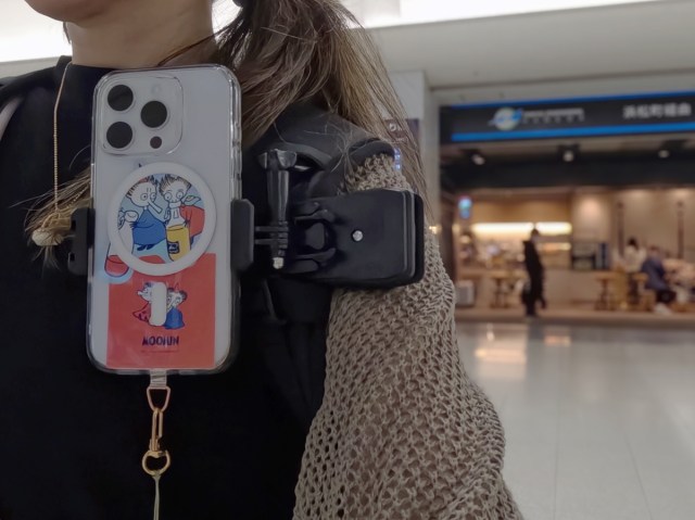 お出かけや旅行でVLOGを撮影をしてみたい！取材やレビューで撮影する場面が多い私が3COINSの「挟むタイプ」と「リュック用」を使い比べてみた