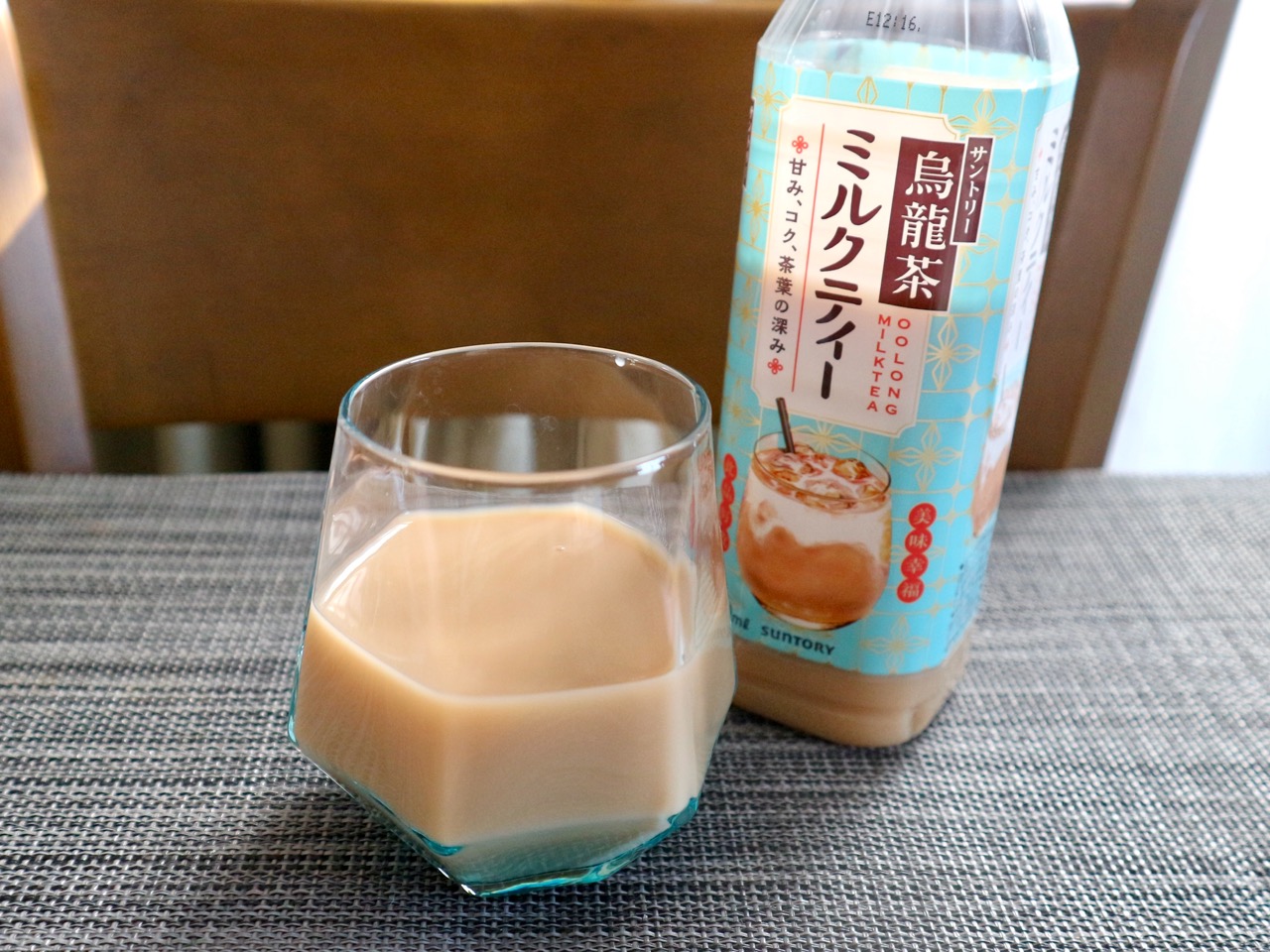 台湾ラバー通信】サントリー烏龍茶 ミルクティーに仙草ゼリーを