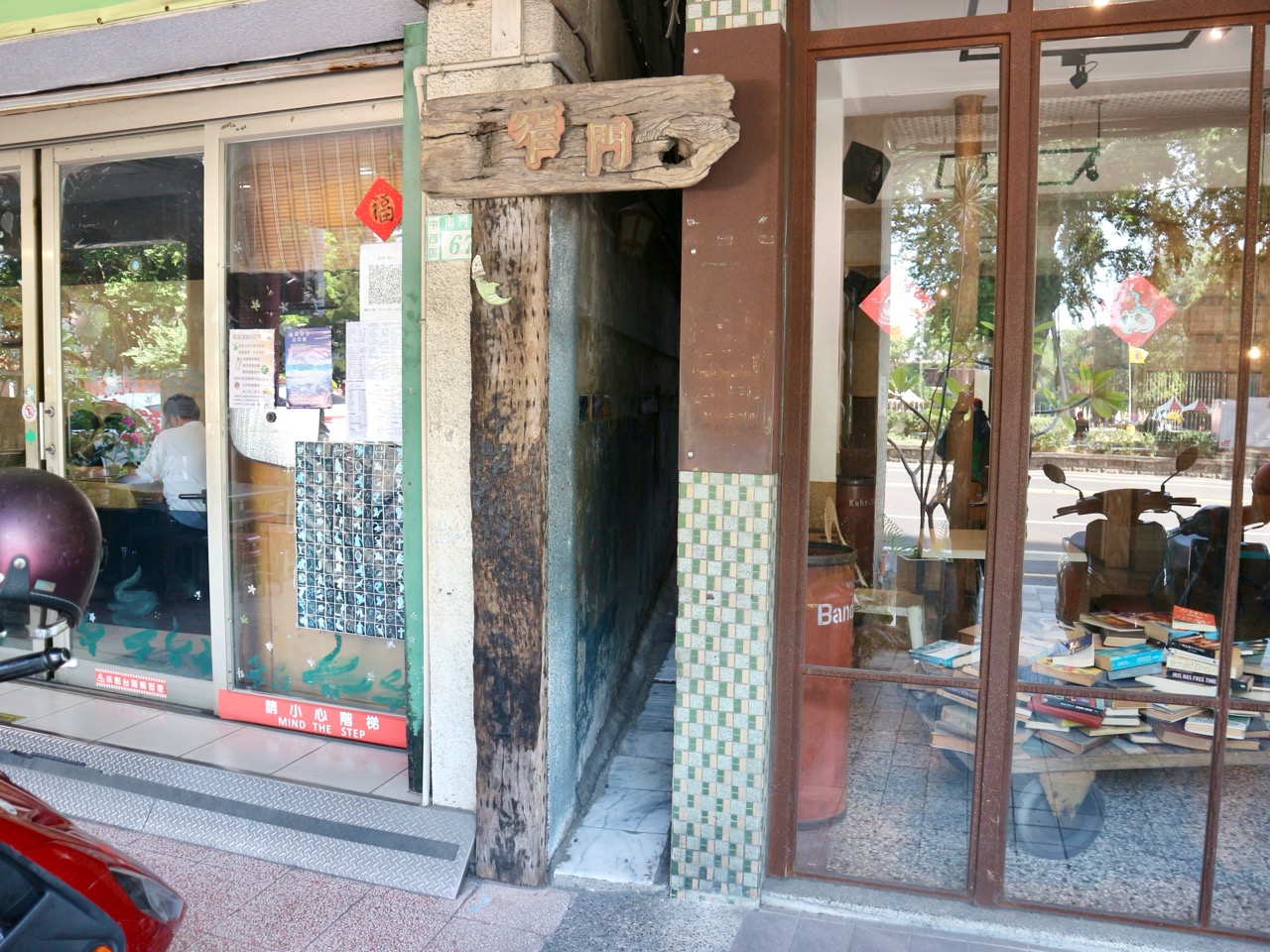 これ、人が通れるの…!? 超狭い門を通って入る台南の古民家カフェ「窄門