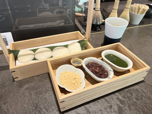 都会の真ん中で出会える、つきたての幸せ。ニュウマン高輪「茶々水 SASUI 伊藤園」でつきたて餅セットを食べてみた🍵