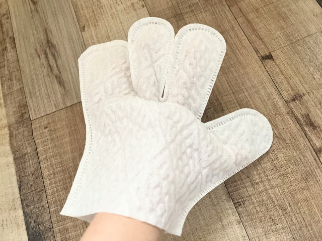 ブラインドやテレビのうしろ、植物の葉っぱについたホコリ…なんか億劫な掃除を簡単にしてくれる「ワイパー手袋」を激推しします