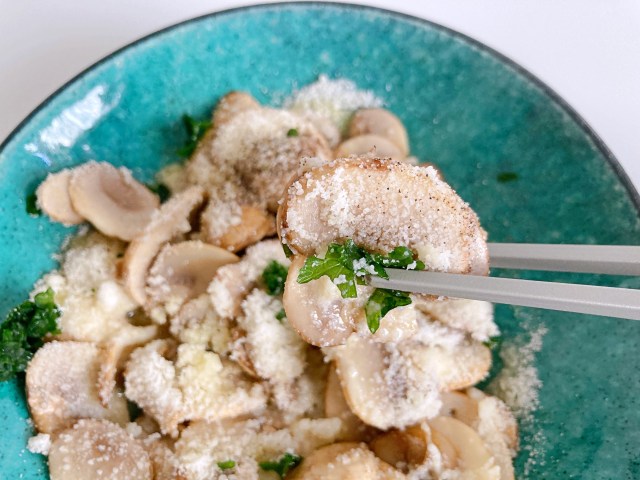 けしからんレシピ🍄‍🟫ユキグニファクトリーの焼いて和えるだけ 「マッシュルームの白だしレモンサラダ」がおいしすぎて1パック即消失