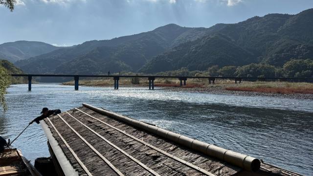 旅先の候補に四万十川の屋形舟を。都会に疲れてしまったら、何もせずただ自然を感じる時間を作って贅沢するのが正解かも