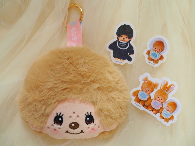 モンチッチってこんなにかわいかったっけ…！『sweet』付録にステッカーとぬいぐるみ級のモフモフポーチが登場したよ