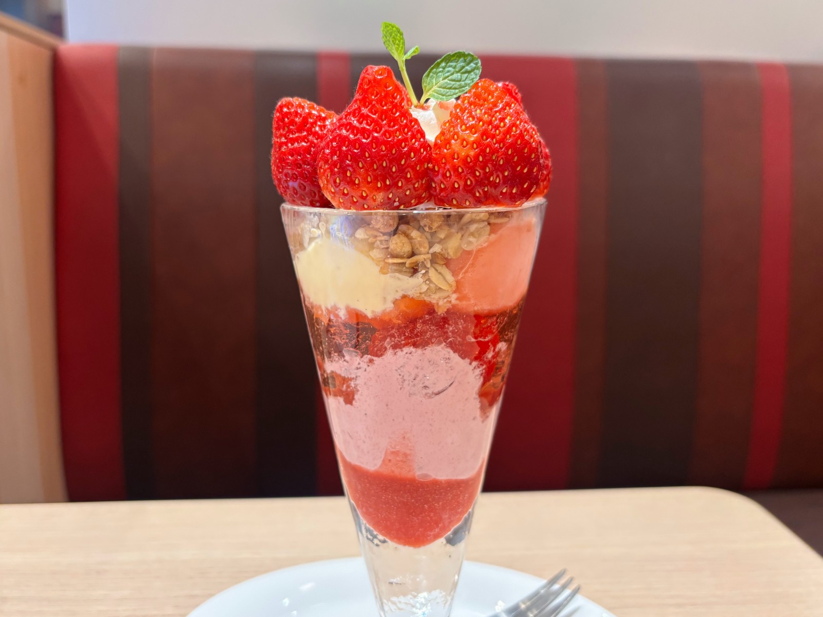 デニーズ「あまおうのまっぷたつ？ パフェ🍓」にビックリ！ 正面は写真