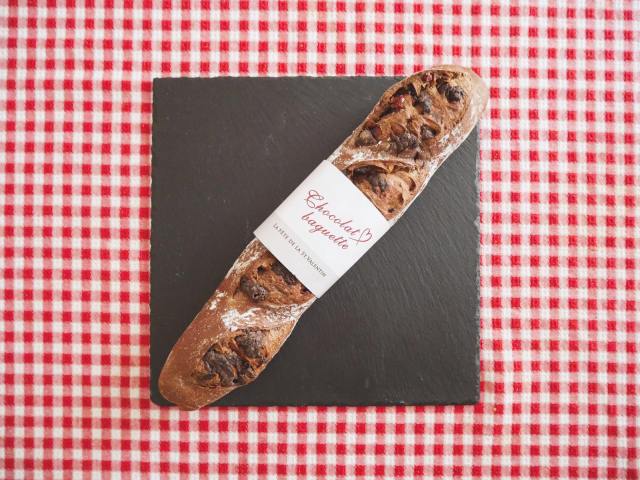 ドンクの期間限定「ショコラバゲット」 はチョコた〜っぷり🫶クランベリー×ヘーゼルナッツの組み合わせも最高で至福のバレンタインを ドンクの期間限定「ショコラバゲット」 はチョコた〜っぷり🫶クランベリー×ヘーゼルナッツの組み合わせも最高で至福のバレンタインを