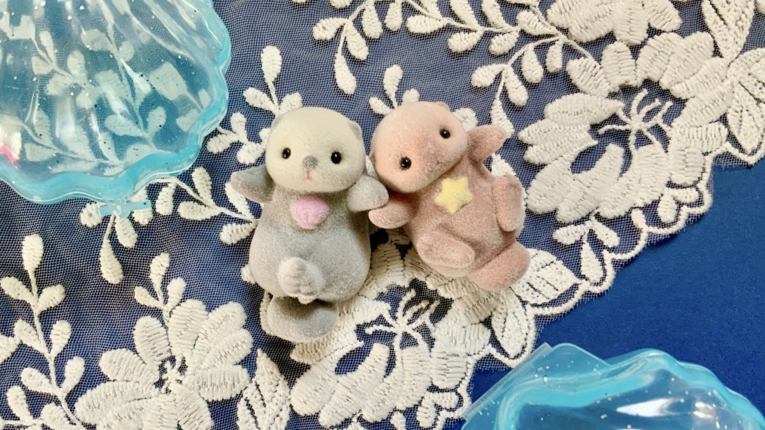 手のひらサイズのセラピーか？ラッコがおててをつなぐカプセルトイ 