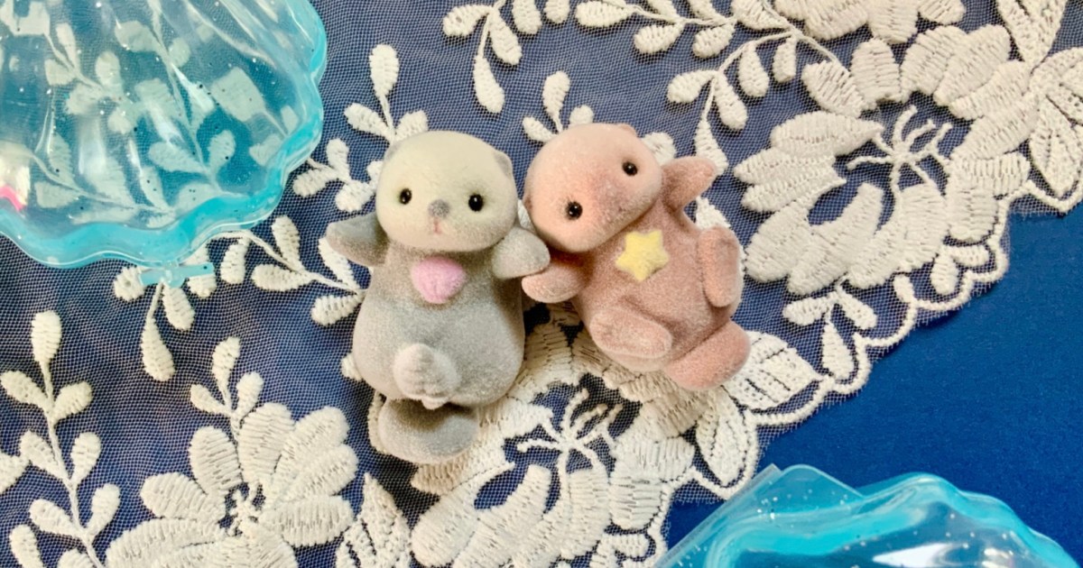 手のひらサイズのセラピーか？ラッコがおててをつなぐカプセルトイ 