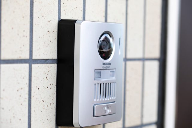 一人暮らしは防犯に気をつけたい! 新生活を始めるなら「モニター付きインターホン」があるといいかも 一人暮らしは防犯に気をつけたい! 新生活を始めるなら「モニター付きインターホン」があるといいかも
