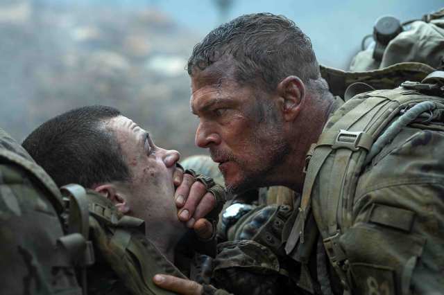 強い男が侵略者とガチンコ勝負！ パワーですべてを解決するNetflix映画『ウォー・マシーン 未知なる侵略者』【カウチポテトのお供】