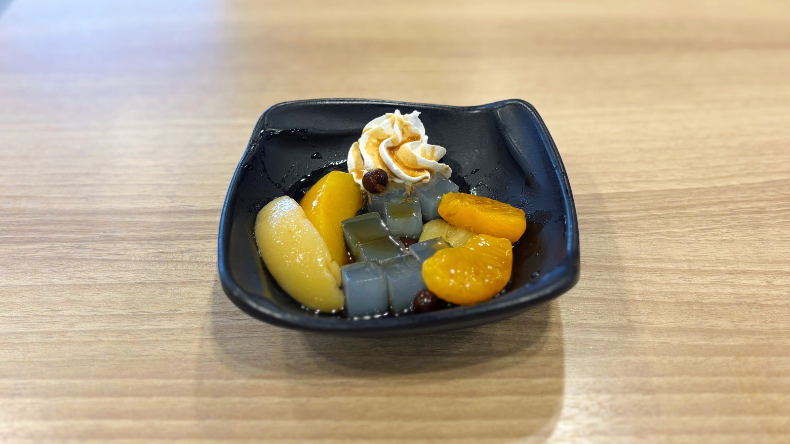 チェーンのお寿司屋さんで食べられるクオリティじゃないでしょ！かっぱ寿司に日本橋榮太樓のクリームあんみつパフェが登場！ | Pouch[ポーチ]