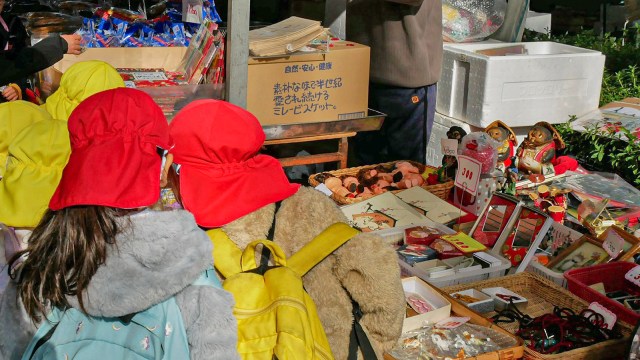 園児たちが各々お買い物しはじめた!? 高知の “木曜市” こと「街路市」に行ってみたら忘れられない旅の思い出になりました 園児たちが各々お買い物しはじめた!? 高知の “木曜市” こと「街路市」に行ってみたら忘れられない旅の思い出になりました