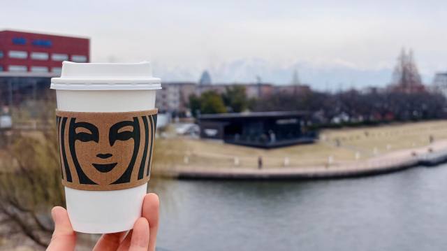 日本にある “世界一美しいスタバ” へ行ってきた☕️富山駅から徒歩10分＆運河をのぞむテラス席と壮大なパノラマビューは圧巻です