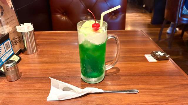 大人を無邪気にさせる1杯🍒星乃珈琲店の「ジャンボクリームソーダ」はほかのクリームソーダとはひと味ちがうんです…! 大人を無邪気にさせる1杯🍒星乃珈琲店の「ジャンボクリームソーダ」はほかのクリームソーダとはひと味ちがうんです…!