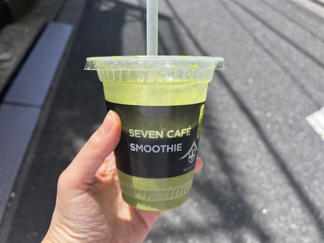 万博でめちゃくちゃ売れたセブン-イレブン「抹茶スムージー」が再販されているぞ！エリアで異なる2つの味を楽しめるみたいです