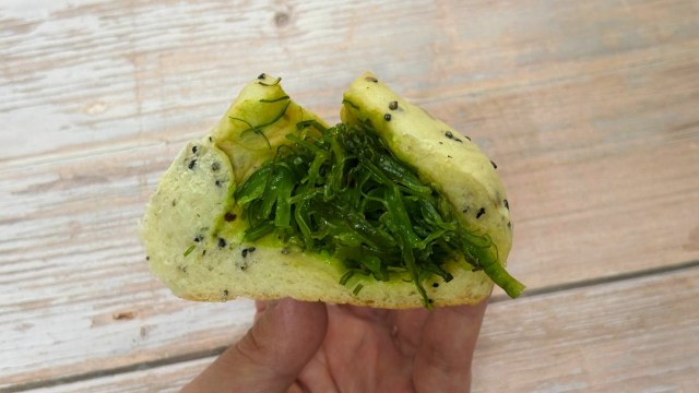 めかぶ好きの私が辿り着いたのは…タカセ洋菓子の「めかぶサラダパン」！気軽に買えるお値段＆相性バッチリで最高です