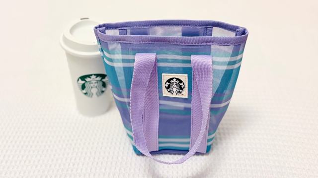 出会えたら運命!? スタバの新作グッズ「メッシュバッグ」はコンパクトなのに収納力もバッチリ！涼しげなデザインでこの夏の相棒に決定です🌻