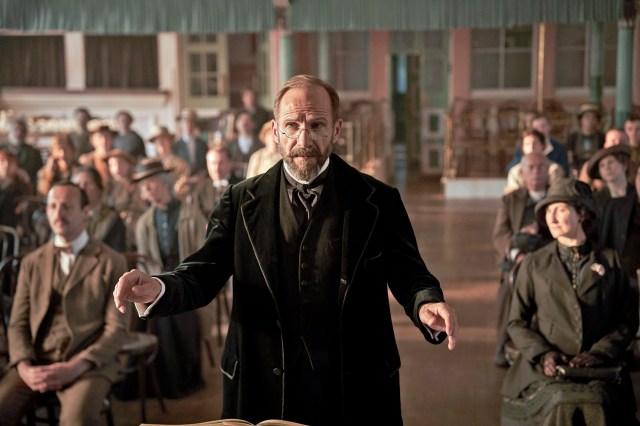 レイフ・ファインズ主演『ザ・コラール　希望を紡ぐ歌』が教える音楽の力。戦争で不安な心を癒してくれる寄せ集め合唱隊の物語のお話です